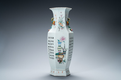 Un vase de forme hexagonale en porcelaine de Chine qianjiang cai, sign&eacute; Cai Yun Xuan et dat&eacute; d&eacute;cembre 1916