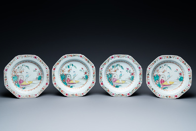 Acht octagonale Chinese famille rose borden met een boot te water, Qianlong