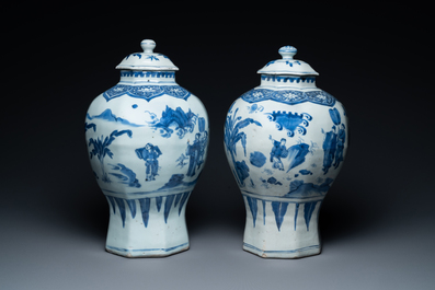 Een paar Chinese blauw-witte dekselvazen met verhalend decor, Transitie periode