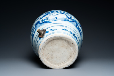 Een Chinese blauw-witte vaas met berglandschappen, Wanli