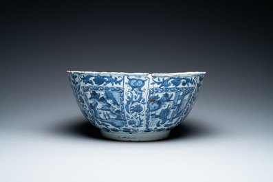 Un grand bol de type kraak en porcelaine de Chine en bleu et blanc, Wanli