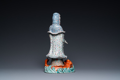 Une grande figure de Guanyin sur un poisson en porcelaine de Chine famille rose, marque Hui Guan Deng Chang Rong Zao, 19&egrave;me