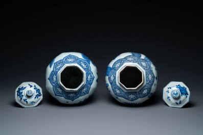 Une paire de vases couverts en porcelaine de Chine en bleu et blanc &agrave; d&eacute;cor de figures dans un paysage, &eacute;poque Transition