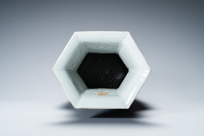 Un vase de forme hexagonale en porcelaine de Chine qianjiang cai, sign&eacute; Hong Buyu et dat&eacute; 1913