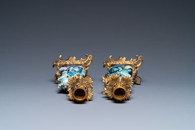 Une paire de lions bouddhistes en porcelaine de Chine en turquoise et aubergine mont&eacute;s comme cand&eacute;labres en bronze dor&eacute;, Kangxi et 19&egrave;me