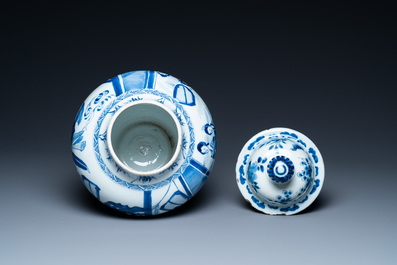 Un vase couvert en porcelaine de Chine en bleu et blanc, marque de Chenghua, Kangxi