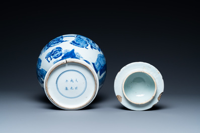 Een Chinese blauw-witte dekselvaas met figuratief decor, Chenghua merk, Kangxi
