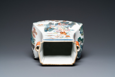 Un vase en porcelaine de Chine famille rose &agrave; d&eacute;cor d'immortels, 19&egrave;me