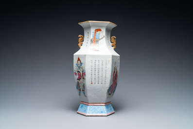 Un vase de forme hexagonale en porcelaine de Chine famille rose &agrave; d&eacute;cor de 'Wu Shuang Pu', 19&egrave;me
