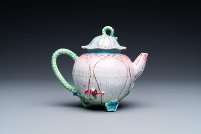 Une th&eacute;i&egrave;re couverte en forme de lotus en porcelaine de Chine famille rose, Yongzheng