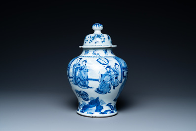 Een Chinese blauw-witte dekselvaas met figuratief decor, Chenghua merk, Kangxi