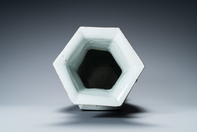 Un vase de forme hexagonale en porcelaine de Chine qianjiang cai, sign&eacute; Cai Yun Xuan et dat&eacute; d&eacute;cembre 1916