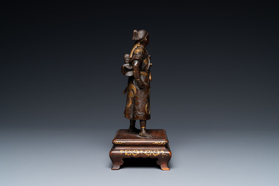 Een Japanse gepatineerde en vergulde bronzen figuur van een krijger, gesign. Miyao, Meiji, 19e eeuw