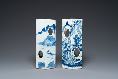 Deux porte-chapeaux en porcelaine de Chine en bleu et blanc &agrave; d&eacute;cor de paysages, Chine, 19&egrave;me