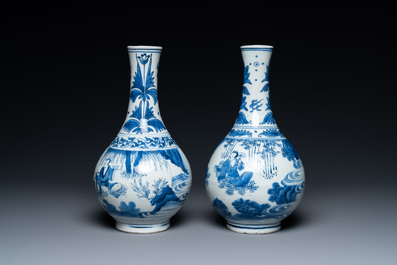 Een paar Chinese blauw-witte flesvormige vazen met Wang Xizhi, Transitie periode