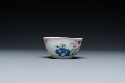 Une tasse et soucoupe en porcelaine de Chine famille rose &agrave; d&eacute;cor d'un couple sur une terrasse, Qianlong