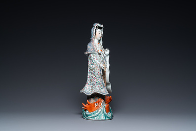 Une grande figure de Guanyin sur un poisson en porcelaine de Chine famille rose, marque Hui Guan Deng Chang Rong Zao, 19&egrave;me