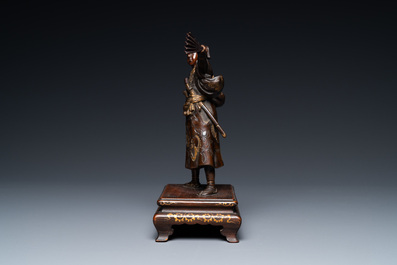 Een Japanse gepatineerde en vergulde bronzen figuur van een krijger, gesign. Miyao, Meiji, 19e eeuw