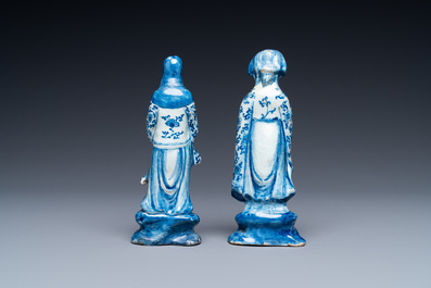 Twee blauw-witte Delftse figuren van een Chinese man en een vrouw, 1e kwart 18e eeuw