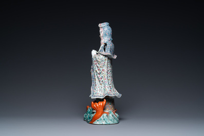 Une grande figure de Guanyin sur un poisson en porcelaine de Chine famille rose, marque Hui Guan Deng Chang Rong Zao, 19&egrave;me