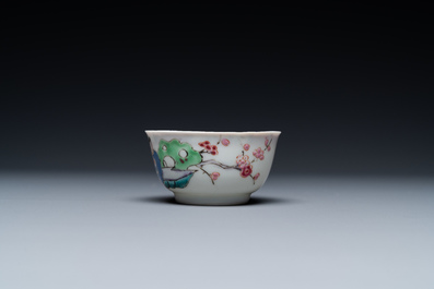 Une tasse et soucoupe en porcelaine de Chine famille rose &agrave; d&eacute;cor d'un couple sur une terrasse, Qianlong