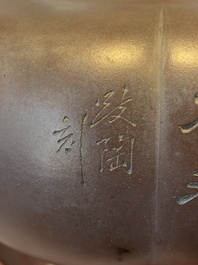 Une th&eacute;i&egrave;re en gr&egrave;s de Yixing en forme de melon, sign&eacute;e Qi Tao (Wu Hanwen) et dat&eacute;e 1923