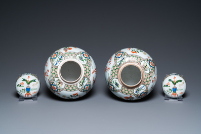 Une paire de pots couverts en porcelaine famille verte de style Kangxi, Samson, France, 19&egrave;me