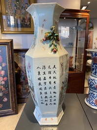 Un vase de forme hexagonale en porcelaine de Chine qianjiang cai, sign&eacute; Cai Yun Xuan et dat&eacute; d&eacute;cembre 1916