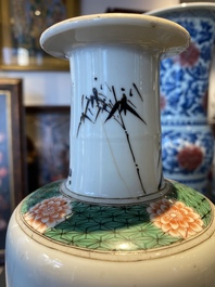 Een Chinese famille verte rouleau vaas met verhalend decor, Kangxi