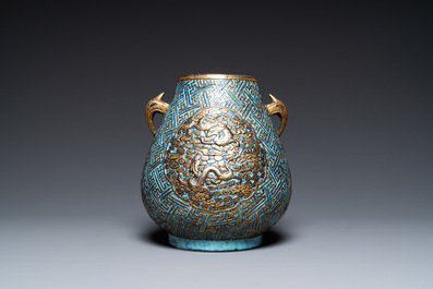 Un vase de forme 'hu' en porcelaine de Chine aux &eacute;maux imitant le bronze et 'robin's egg', marque de Qianlong, 19&egrave;me