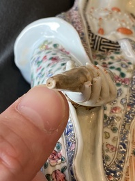 Une grande figure de Guanyin sur un poisson en porcelaine de Chine famille rose, marque Hui Guan Deng Chang Rong Zao, 19&egrave;me