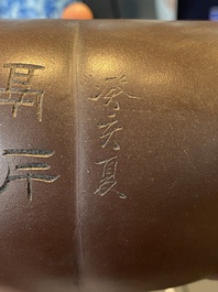 Een Chinese meloenvormige Yixing steengoed theepot, gesign. Qi Tao (Wu Hanwen) en gedat. 1923