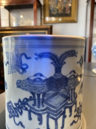 Un pot &agrave; pinceaux en porcelaine de Chine en bleu et blanc, Kangxi