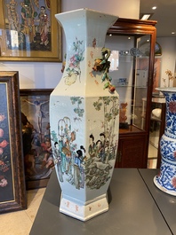 Un vase de forme hexagonale en porcelaine de Chine qianjiang cai, sign&eacute; Cai Yun Xuan et dat&eacute; d&eacute;cembre 1916