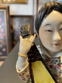 Une figure d'une musicienne en porcelaine de Chine famille rose, marque Fu Jian Hui Guan, R&eacute;publique