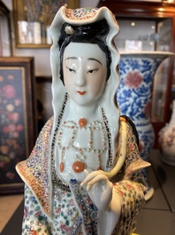 Une grande figure de Guanyin sur un poisson en porcelaine de Chine famille rose, marque Hui Guan Deng Chang Rong Zao, 19&egrave;me