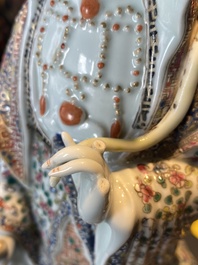 Une grande figure de Guanyin sur un poisson en porcelaine de Chine famille rose, marque Hui Guan Deng Chang Rong Zao, 19&egrave;me