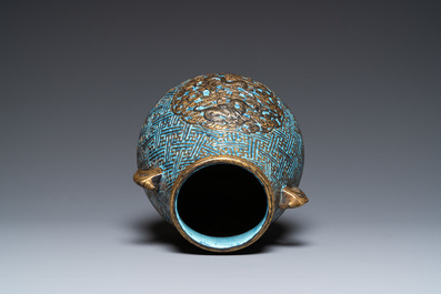 Een Chinese robin's egg en imitatie brons-geglazuurde 'hu' vaas, Qianlong merk, 19e eeuw