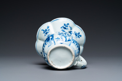Un crachoir en porcelaine de Chine en bleu et blanc, Kangxi