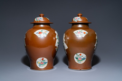 Une paire de vases couverts en porcelaine de Chine famille rose &agrave; fond brun capucin, Qianlong