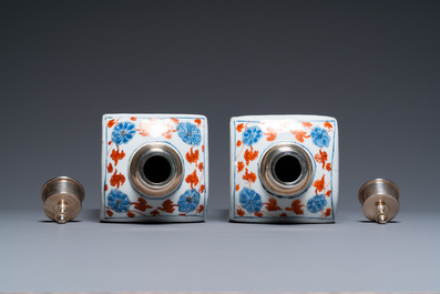 Une paire de bouteilles de forme carr&eacute;e en porcelaine de Chine de style Imari aux couvercles en argent, Kangxi
