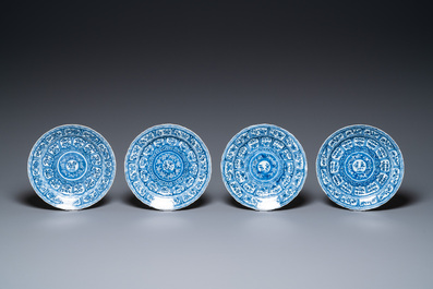 Treize assiettes en porcelaine de Chine en bleu et blanc, Kangxi