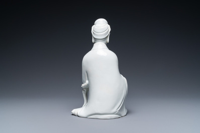 Une figure de Guanyin en porcelaine blanc de Chine de Dehua sur un socle en bois, 19/20&egrave;me