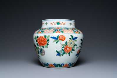 A Chinese wucai vase with floral design, 19th C.