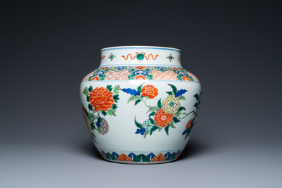 Un vase en porcelaine de Chine wucai &agrave; d&eacute;cor floral, 19&egrave;me