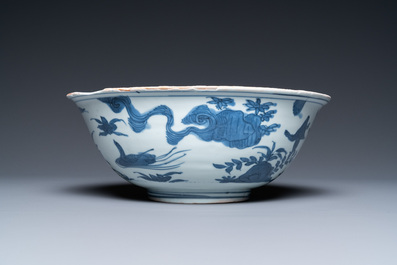 Een Chinese blauw-witte kom met kraanvogels, Ming