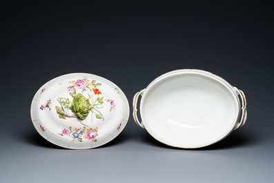 Een Duitse polychrome porseleinen dekselterrine met floraal decor, Ludwigsburg, 18e eeuw