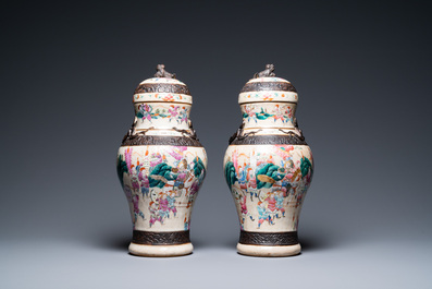 Deux vases couverts en porcelaine de Chine dite 'de Nankin', marque de Chenghua, 19&egrave;me