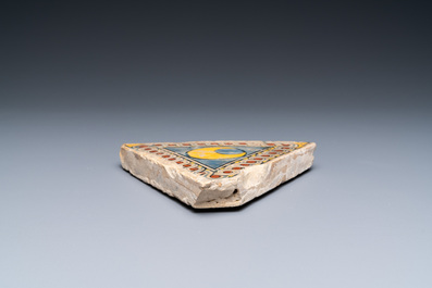 An Italian maiolica triangular floor tile, Faenza, 15/16th C.