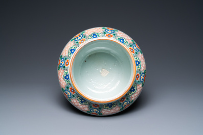 Un vase en porcelaine de Chine wucai &agrave; d&eacute;cor floral, 19&egrave;me